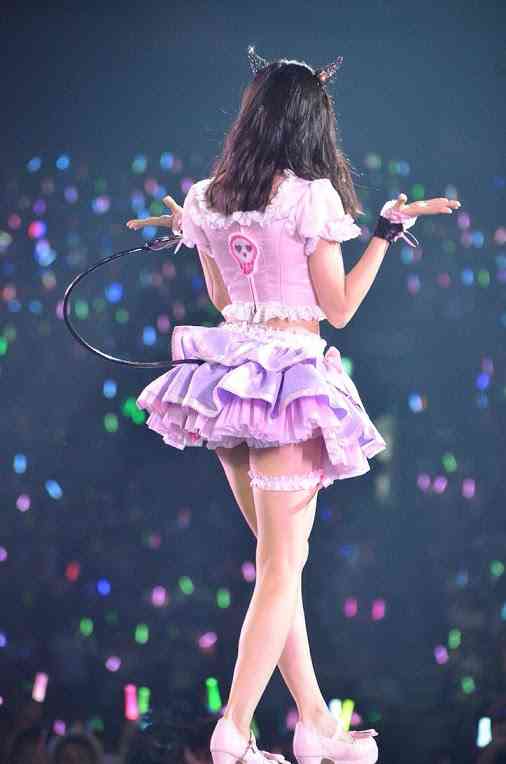 女性アイドルの衣装画像