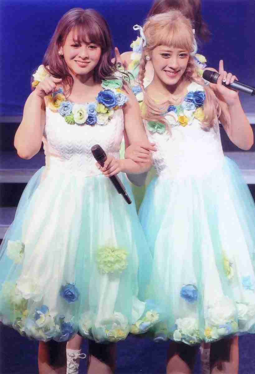 女性アイドルの衣装画像