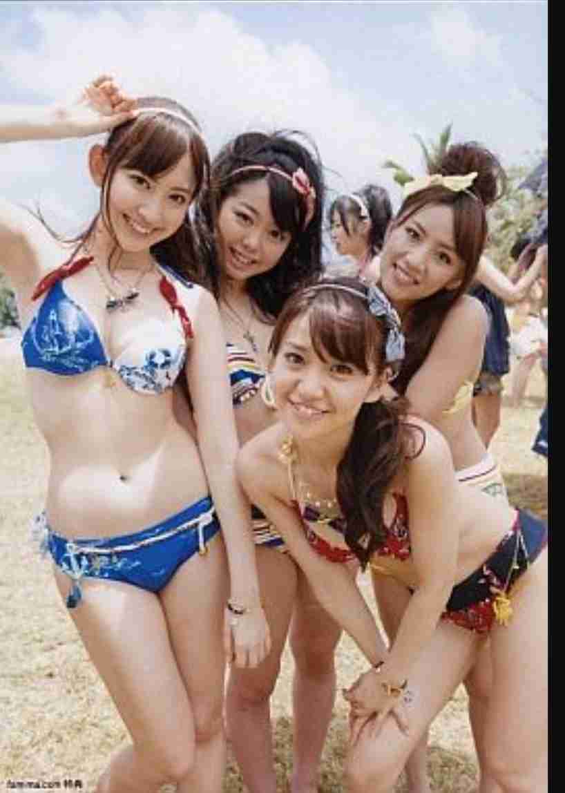 女性アイドルの衣装画像