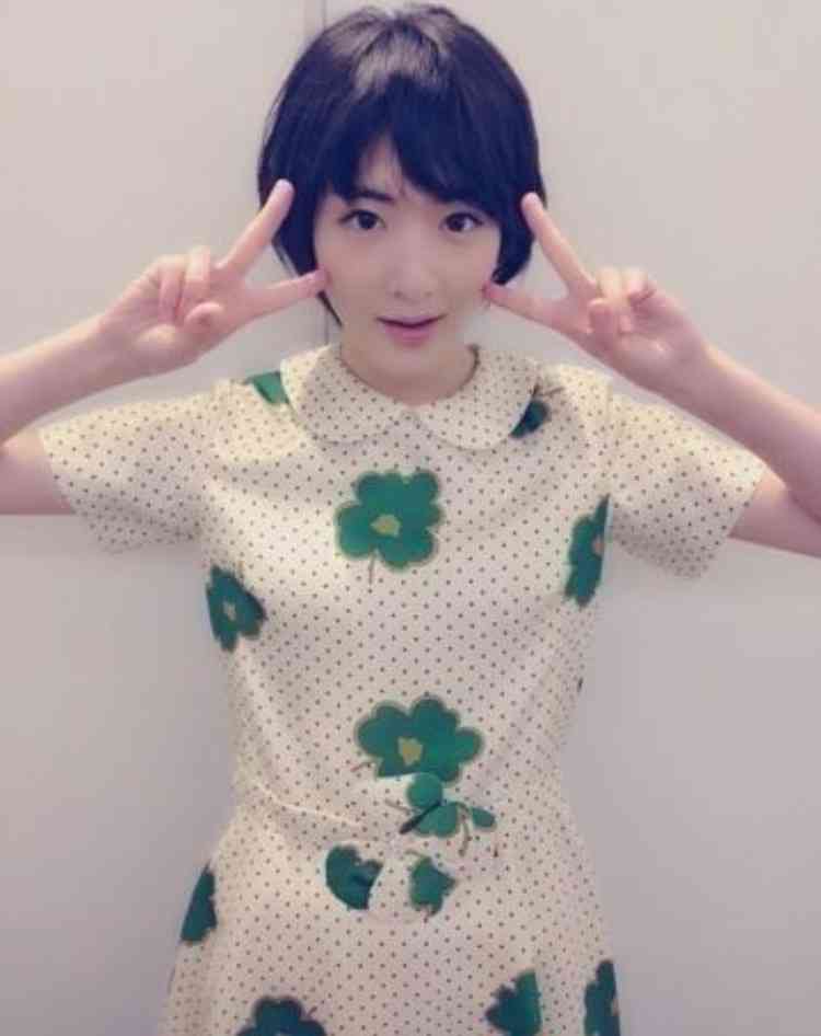 女性アイドルの衣装画像