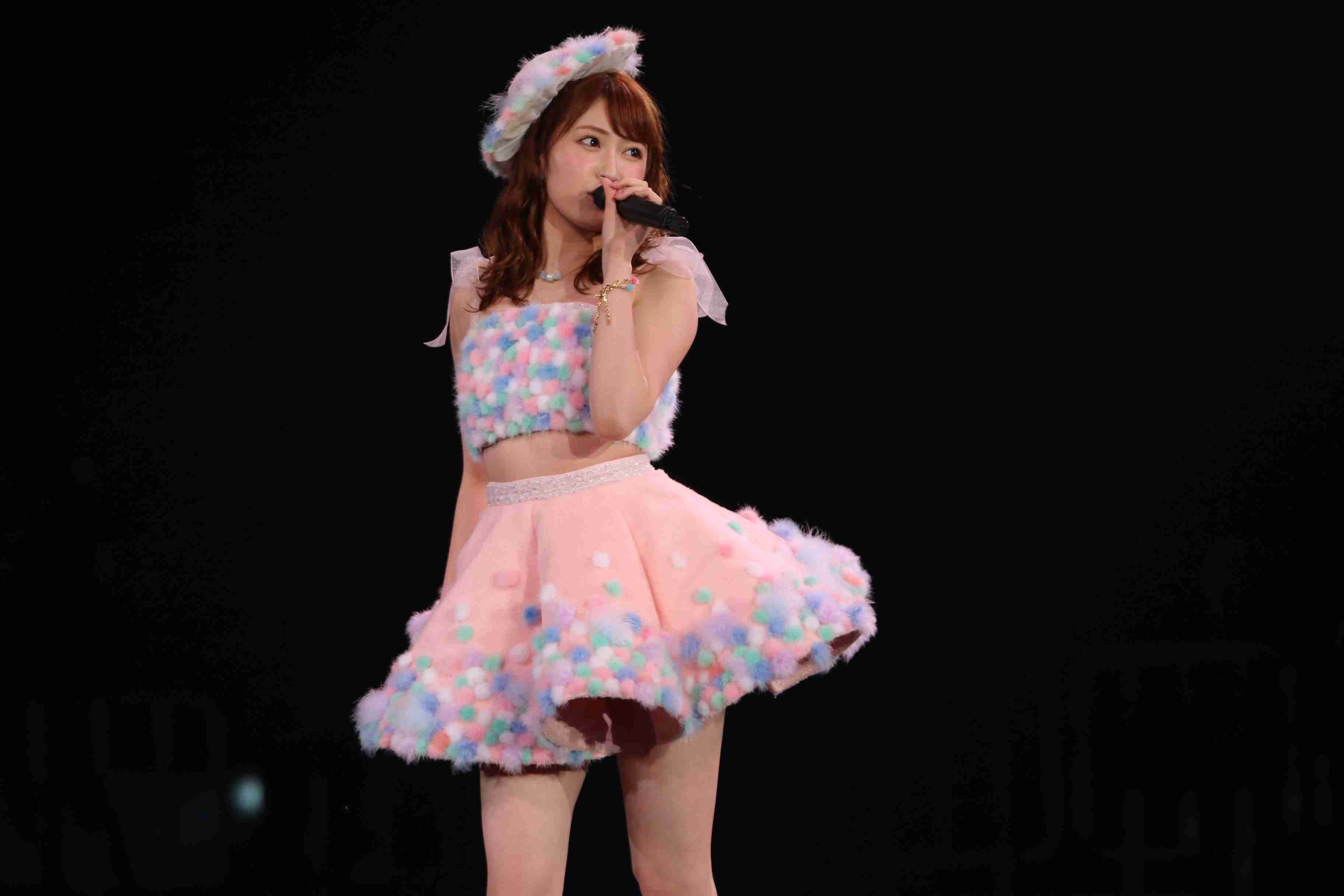 女性アイドルの衣装画像