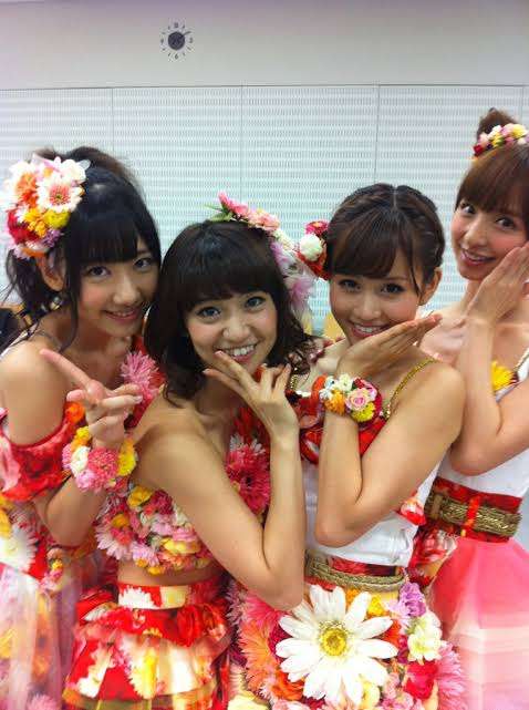 女性アイドルの衣装画像