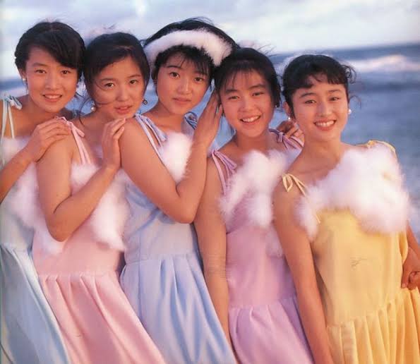 女性アイドルの衣装画像