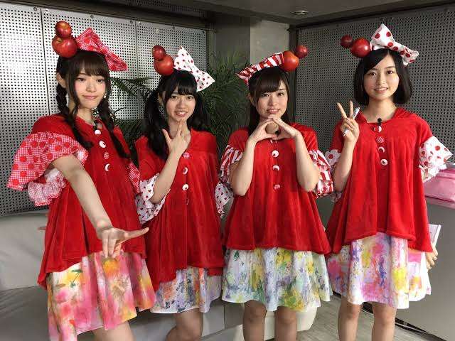 女性アイドルの衣装画像
