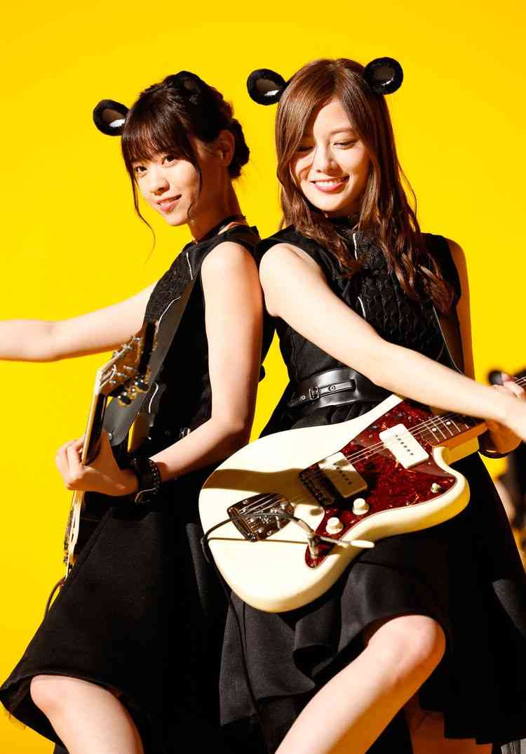 女性アイドルの衣装画像