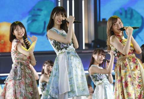女性アイドルの衣装画像
