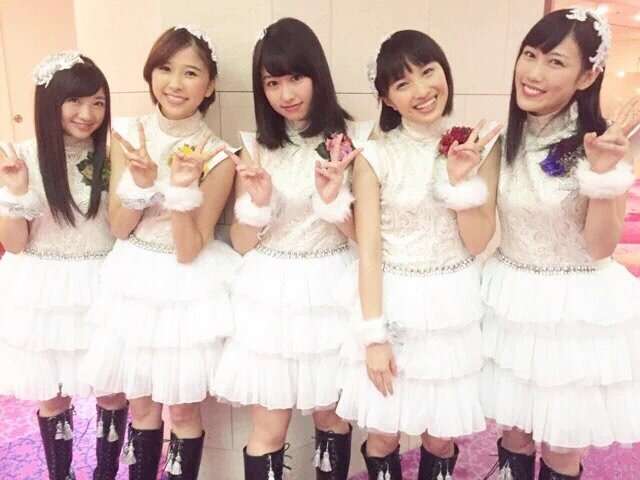女性アイドルの衣装画像