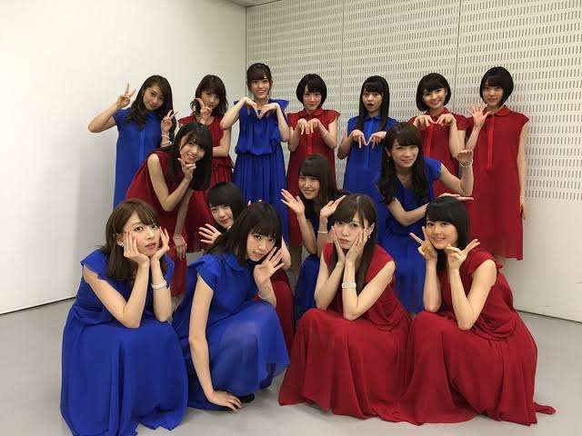 女性アイドルの衣装画像