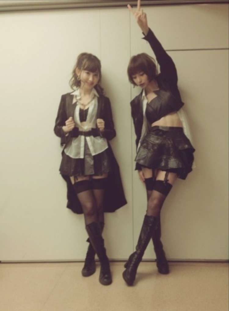 女性アイドルの衣装画像