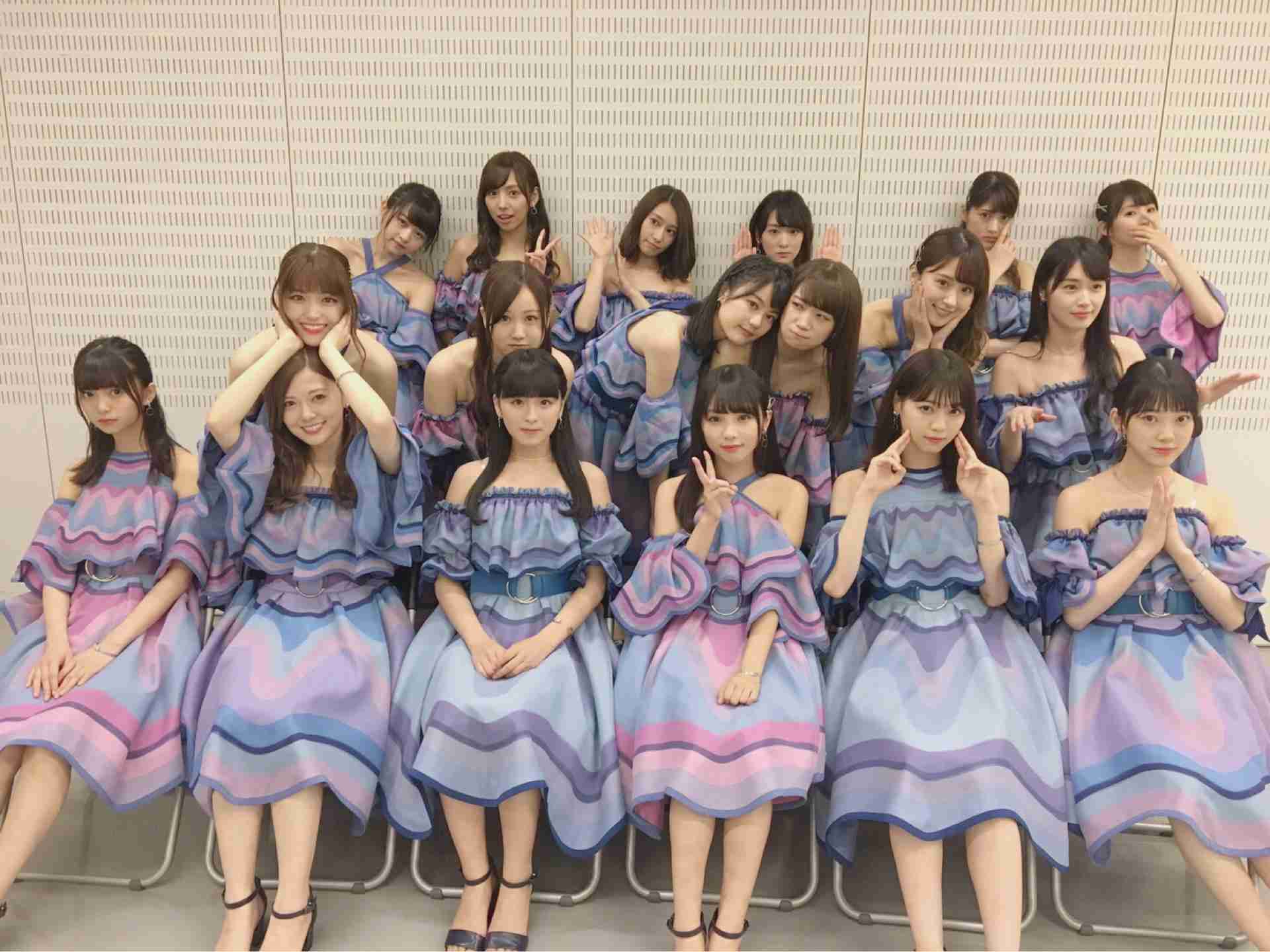 女性アイドルの衣装画像