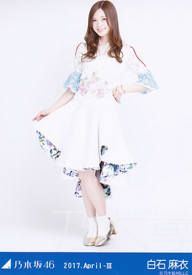 女性アイドルの衣装画像