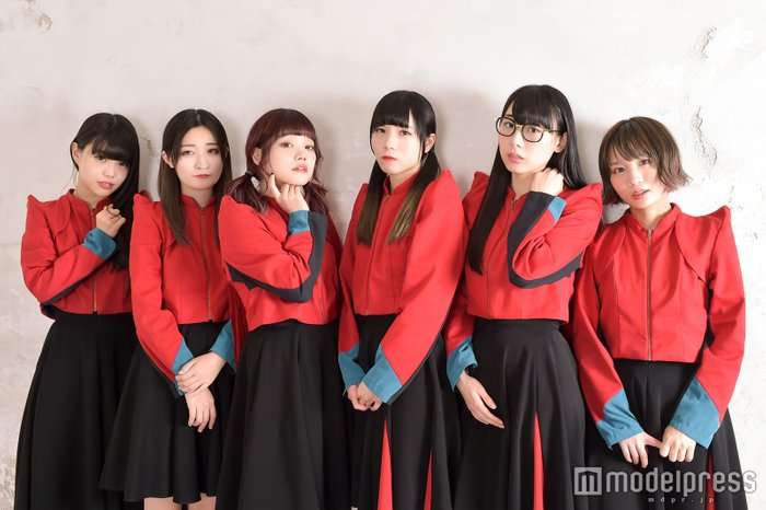 女性アイドルの衣装画像