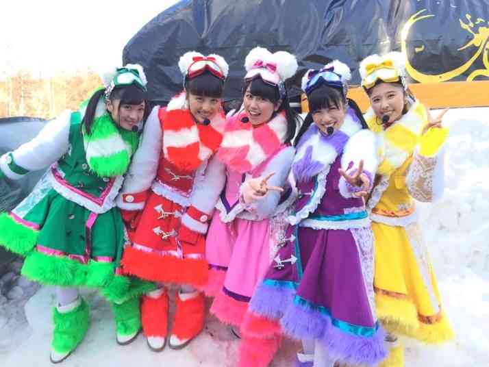 女性アイドルの衣装画像