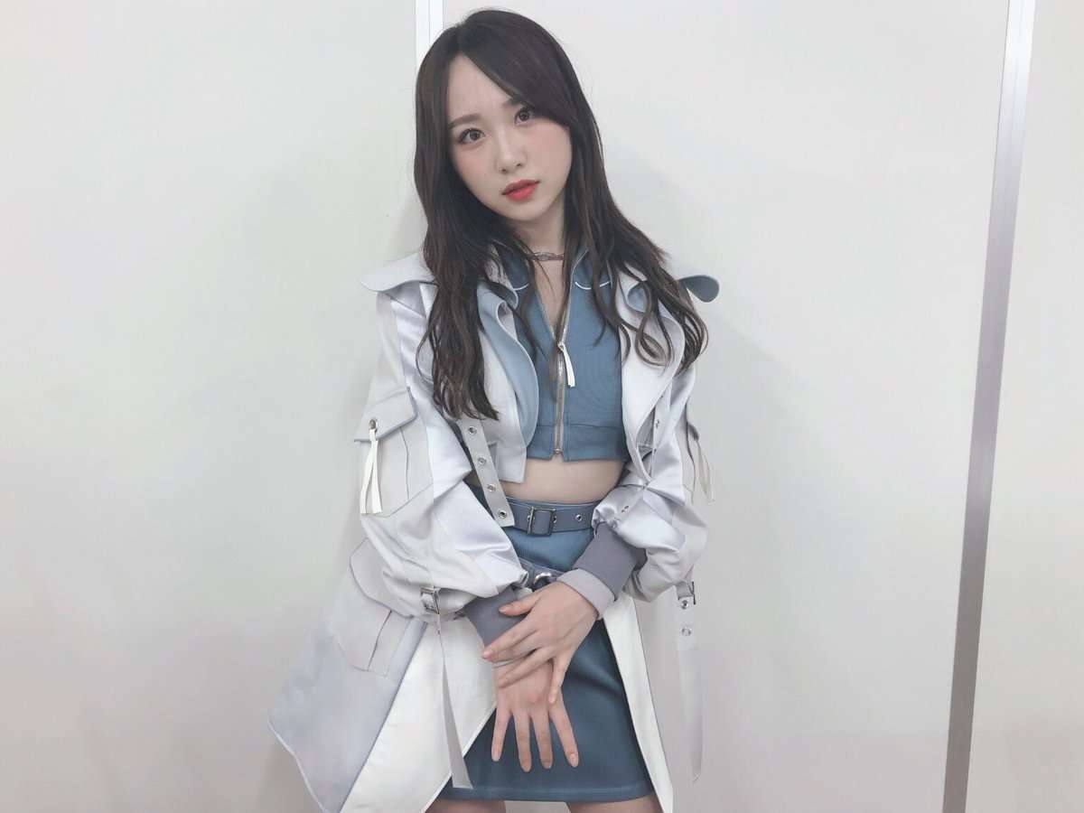 女性アイドルの衣装画像