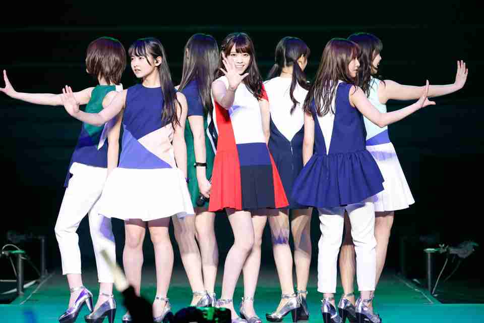女性アイドルの衣装画像