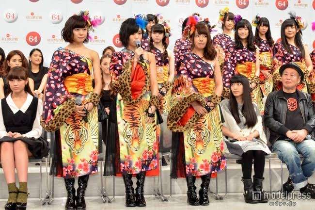 女性アイドルの衣装画像