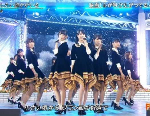 女性アイドルの衣装画像