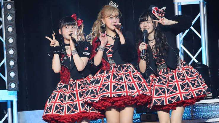 女性アイドルの衣装画像