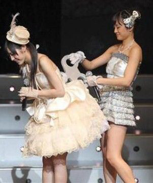 女性アイドルの衣装画像