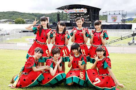 女性アイドルの衣装画像