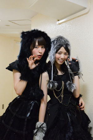 女性アイドルの衣装画像