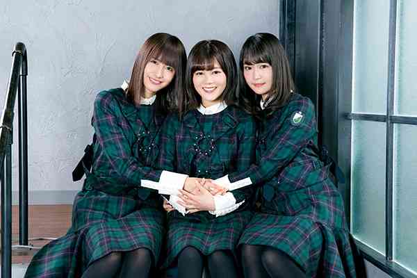 女性アイドルの衣装画像