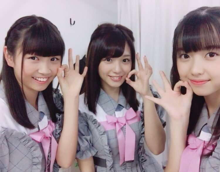 女性アイドルの衣装画像