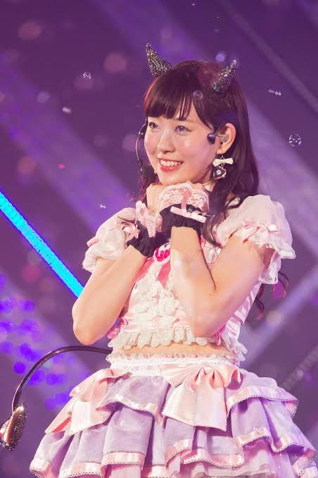 女性アイドルの衣装画像