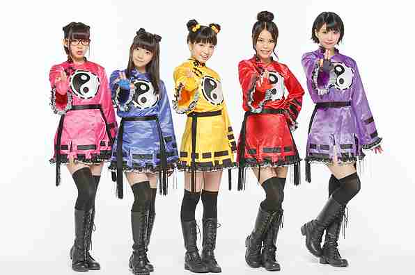 女性アイドルの衣装画像