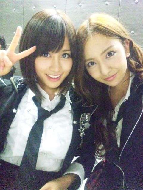 女性アイドルの衣装画像