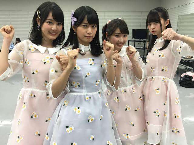 女性アイドルの衣装画像