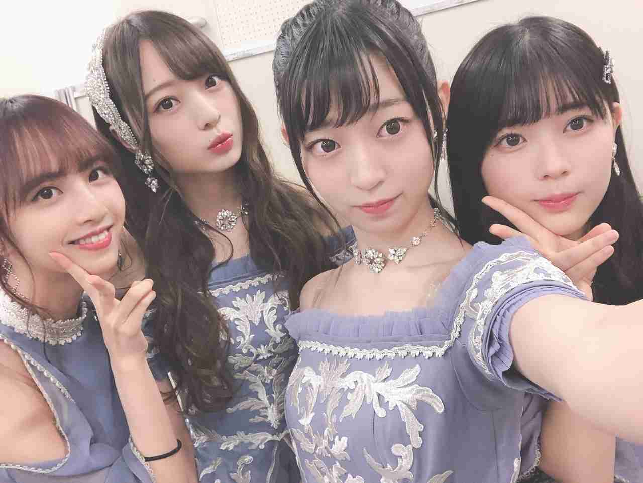 女性アイドルの衣装画像