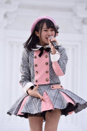 女性アイドルの衣装画像