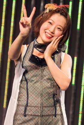 女性アイドルの衣装画像