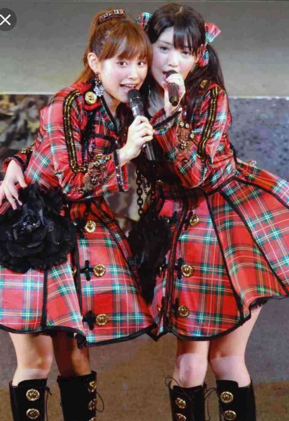 女性アイドルの衣装画像