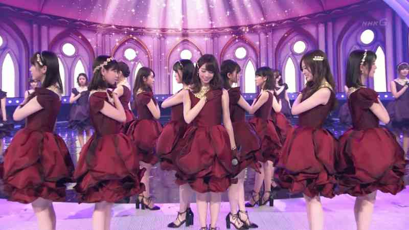 女性アイドルの衣装画像