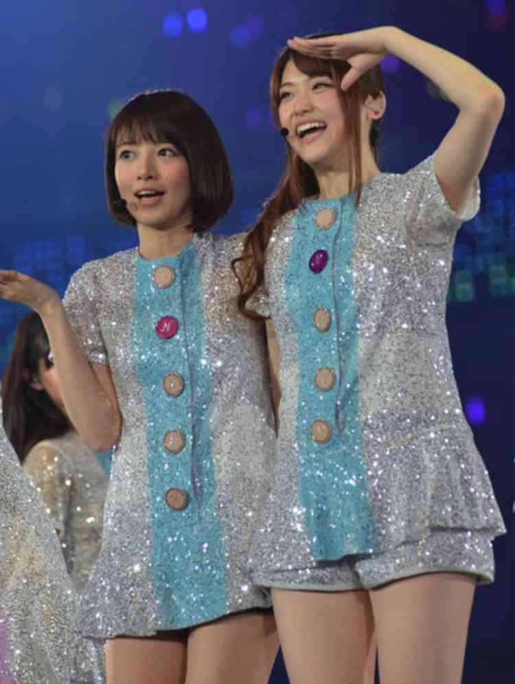 女性アイドルの衣装画像