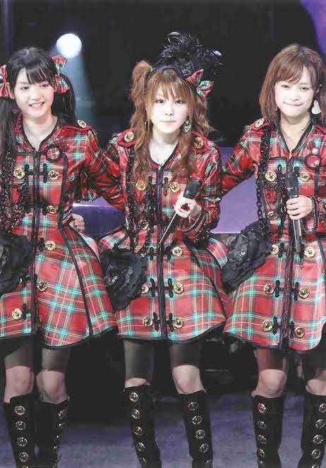 女性アイドルの衣装画像