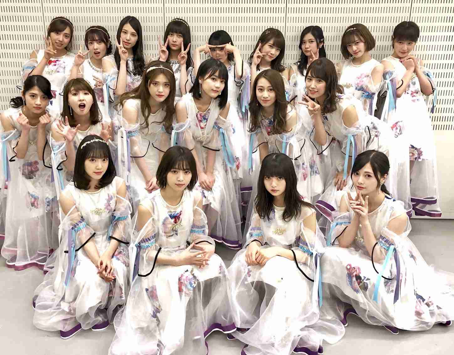 女性アイドルの衣装画像