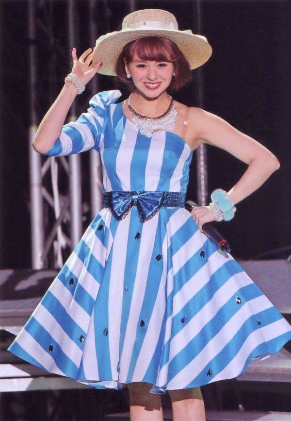 女性アイドルの衣装画像