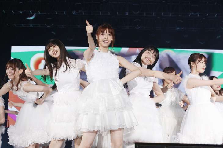 女性アイドルの衣装画像