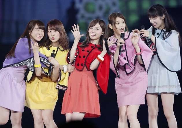 女性アイドルの衣装画像