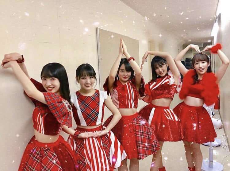 女性アイドルの衣装画像
