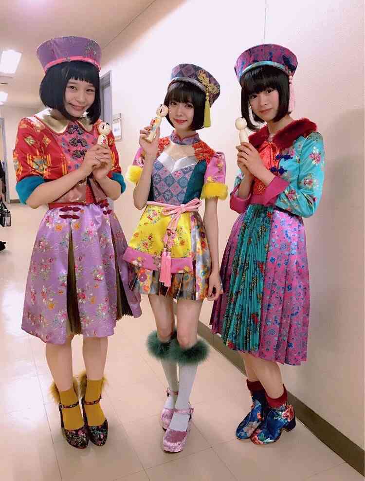 女性アイドルの衣装画像
