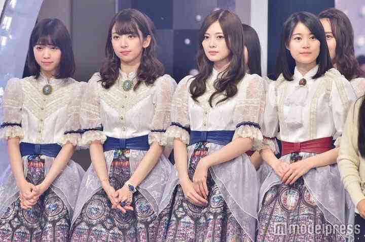女性アイドルの衣装画像