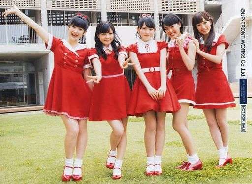 女性アイドルの衣装画像