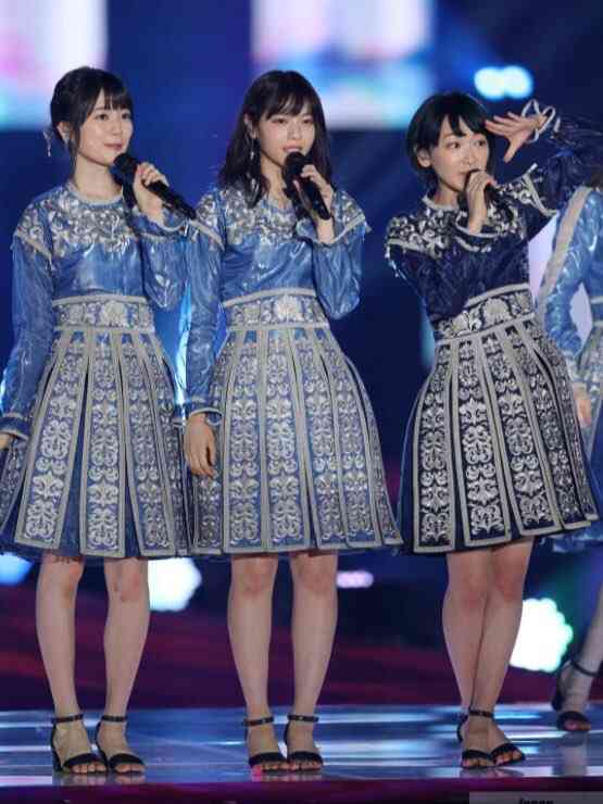 女性アイドルの衣装画像