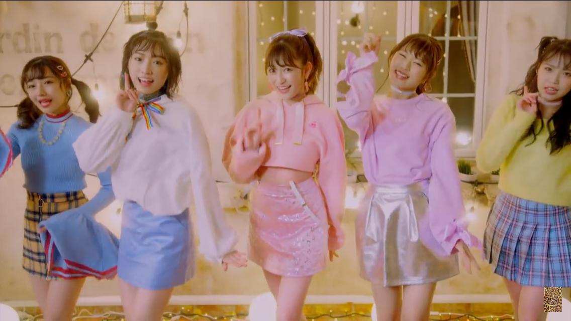 女性アイドルの衣装画像
