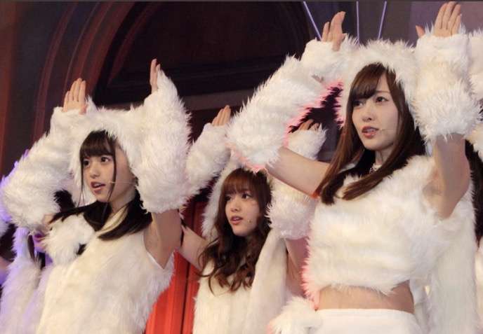 女性アイドルの衣装画像