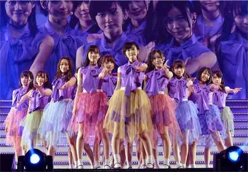 女性アイドルの衣装画像